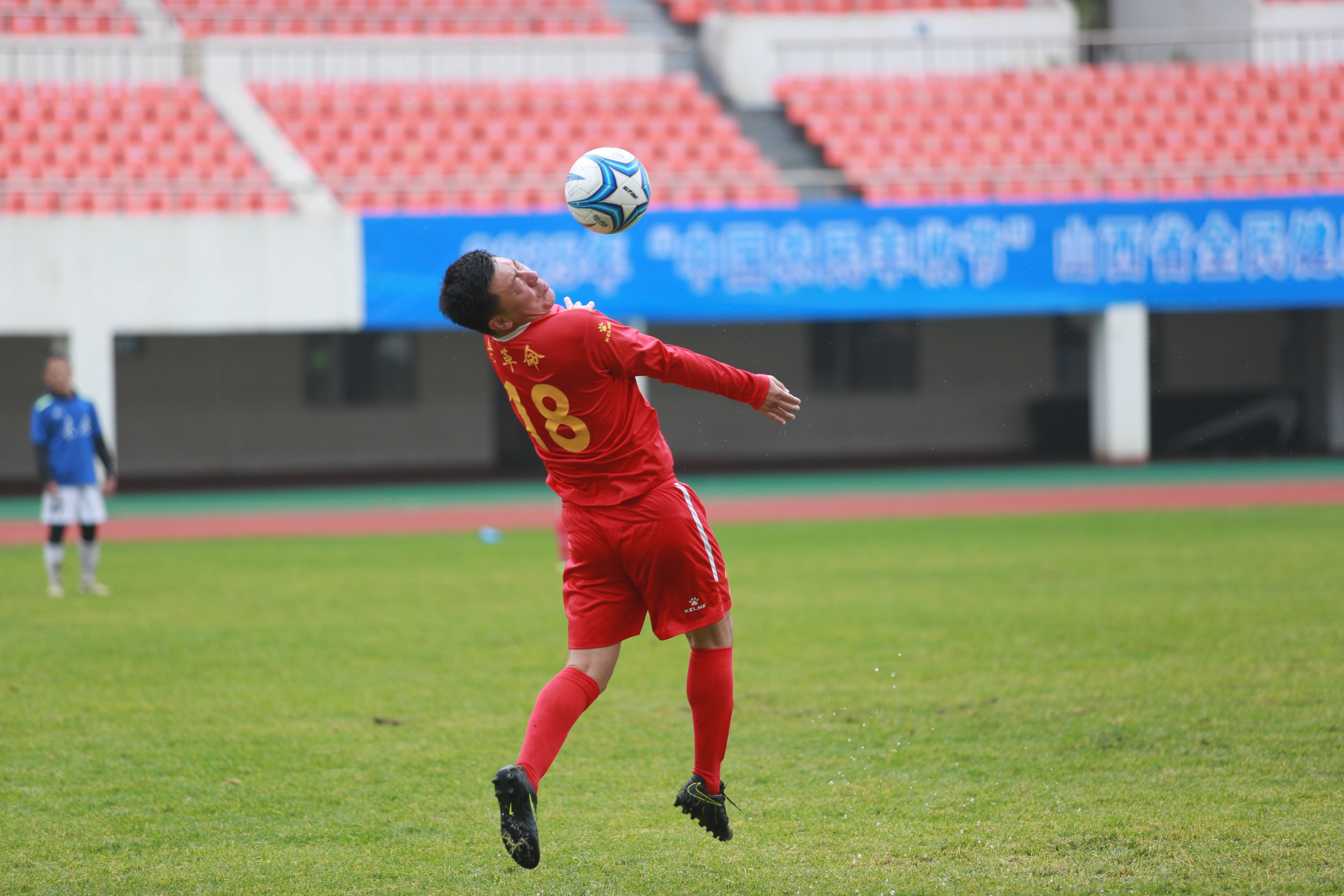 一场激烈对抗的足球比赛如何落幕呢